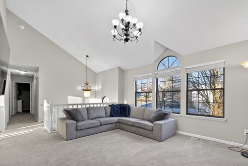 3BR Retreat - Luxurious King Suite - 19 Min to Arrowhead - Fenced Yard
