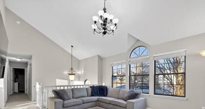 3BR Retreat - Luxurious King Suite - 19 Min to Arrowhead - Fenced Yard