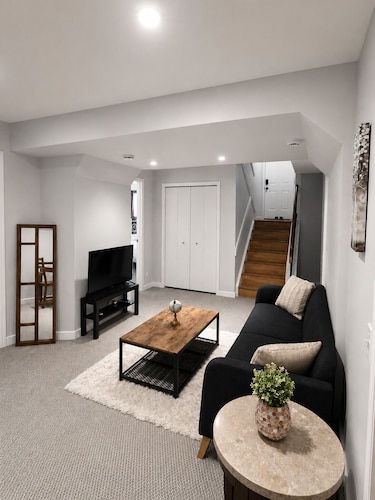 Modern 2-Bedroom Suite, 3-Min Walk to C-Train & shopping centres