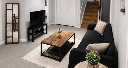 Modern 2-Bedroom Suite, 3-Min Walk to C-Train & shopping centres