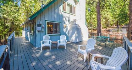 Fabulous 4-bedroom, 9 bed cabin with AC and games basement in charming Sonora