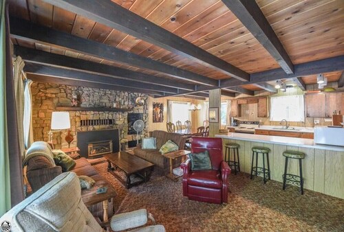 Fabulous 4-bedroom, 9 bed cabin with AC and games basement in charming Sonora