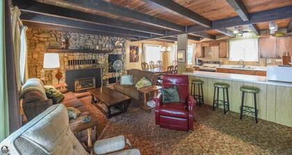 Fabulous 4-bedroom, 9 bed cabin with AC and games basement in charming Sonora