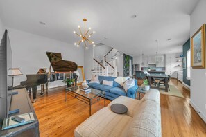 Living area - THE PARKER, A Modern Retreat Near Everything: 3 BR, 3.5 bathroom house Sleeps 8 (Houston)