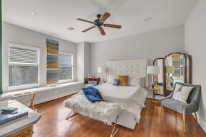 Iron/ironing board, WiFi, bed sheets - THE PARKER, A Modern Retreat Near Everything: 3 BR, 3.5 bathroom house Sleeps 8 (Houston)