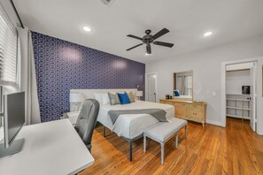 Room - THE PARKER, A Modern Retreat Near Everything: 3 BR, 3.5 bathroom house Sleeps 8 (Houston)