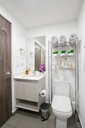 Douche, serviettes fournies, savon, papier toilette