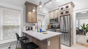 Fridge, microwave, stovetop, dishwasher