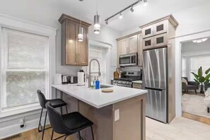 Fridge, microwave, stovetop, dishwasher - Modern Apt w/Netflix-Close to Dining, Shopping (Pittsburgh)