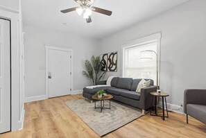 TV - Modern Apt w/Netflix-Close to Dining, Shopping (Pittsburgh)