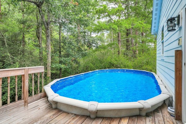 An outdoor swimming pool on a wooden deck surrounded by trees. - 🦩Book Me Baby! Juan Sweet Beach House in Santa Rosa Beach🦩 (Santa Rosa Beach)