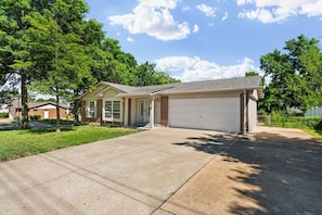 Exterior - Perfect for Families, Pet Friendly, Games Room (Ballwin)