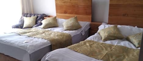 Chambre Familiale Double ou avec lits jumeaux | Couette en duvet d'oie, Wi-Fi gratuit, draps fournis
