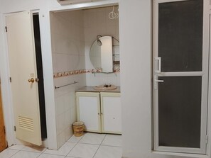 Classic Single Room | Bathroom | Shower, free toiletries, slippers, towels - Dream Garden Hotel (Solano)
