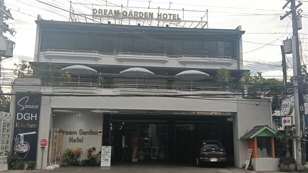 Een hotel met een bord waarop 'Dream Garden Hotel' staat, en een bord met de tekst 'Samurai DGH Kitchen'.