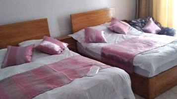 Quarto casal ou duplo família | Edredons de pluma, Wi-Fi de cortesia, roupa de cama