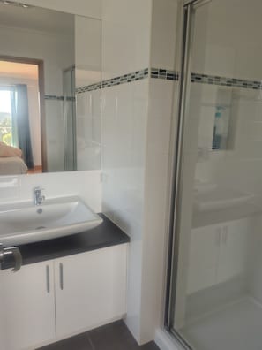 Shower, towels, toilet paper - Whole House in Toora on 2 ha. elevated with incredible views to Wilsons Prom (Toora)