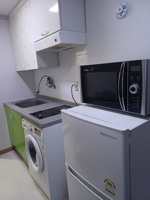 Standard-studio, kaupunkinäköala | Yksityinen keittiö | Jääkaappi, liesi, keittoastiat/astiat/ruokailuvälineet