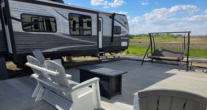 Lovely 2-bedroom recreational vehicle with full bath and AC in Sergeant Bluff.