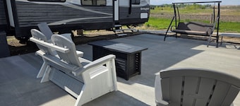 Lovely 2-bedroom recreational vehicle with full bath and AC in Sergeant Bluff.