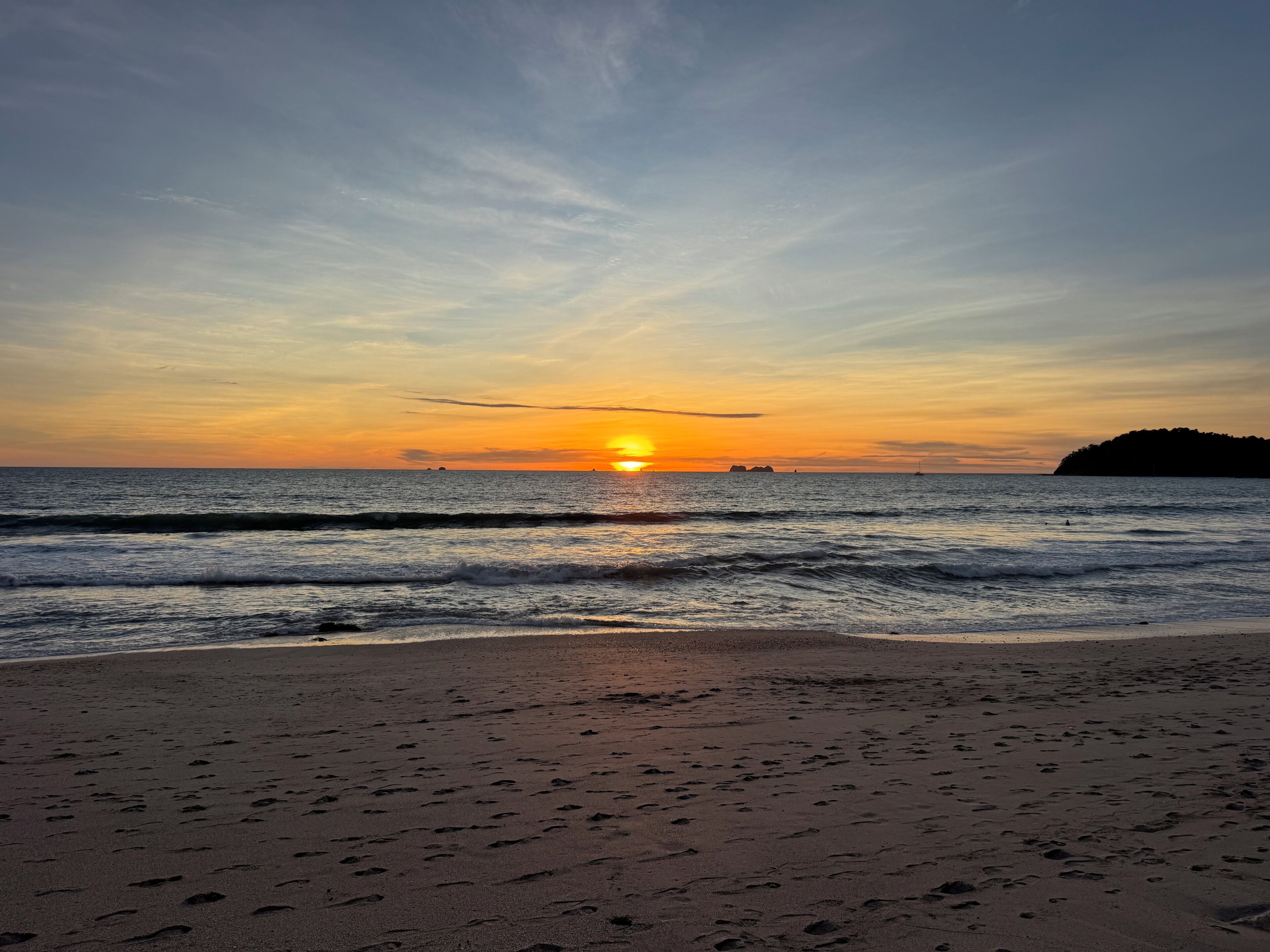 Rannalla, aurinkotuoleja, rantapyyhkeitä