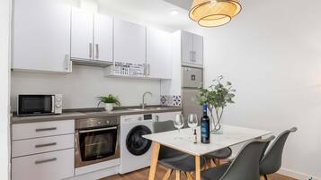 Een koelkast, een magnetron, een oven, een koffiezetapparaat/waterkoker