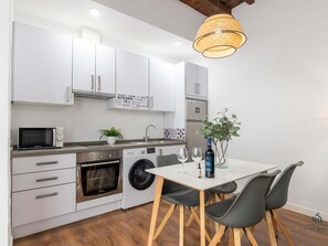 Wasserkocher mit Kaffee-/Teezubehör, Kühlschrank, Mikrowelle, Ofen