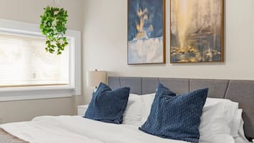 2 slaapkamers, een bureau, een strijkplank/strijkijzer, reisbedje