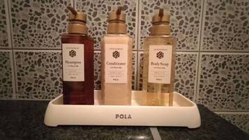 Baignoire et douche séparées, sèche-cheveux, chaussons
