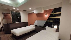 Una habitación de hotel con dos camas, una pared de mármol, una lámpara moderna y suelo de madera.
