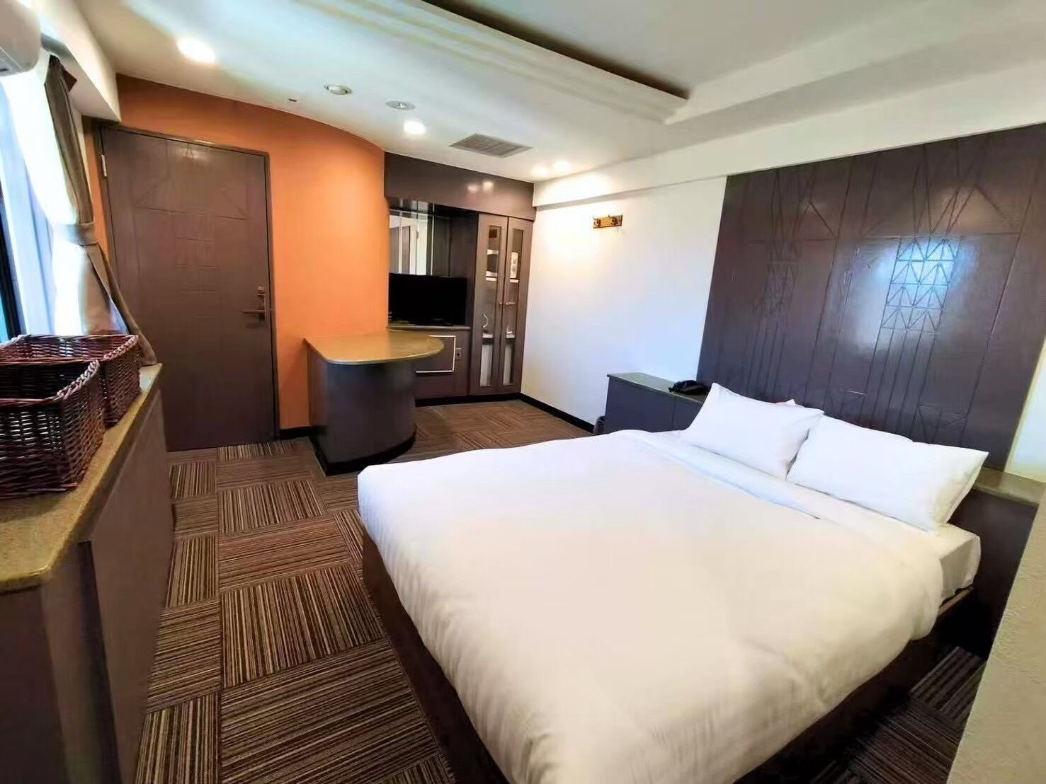 Basic Double Room Single Use | In-room safe, iron/ironing board, free WiFi