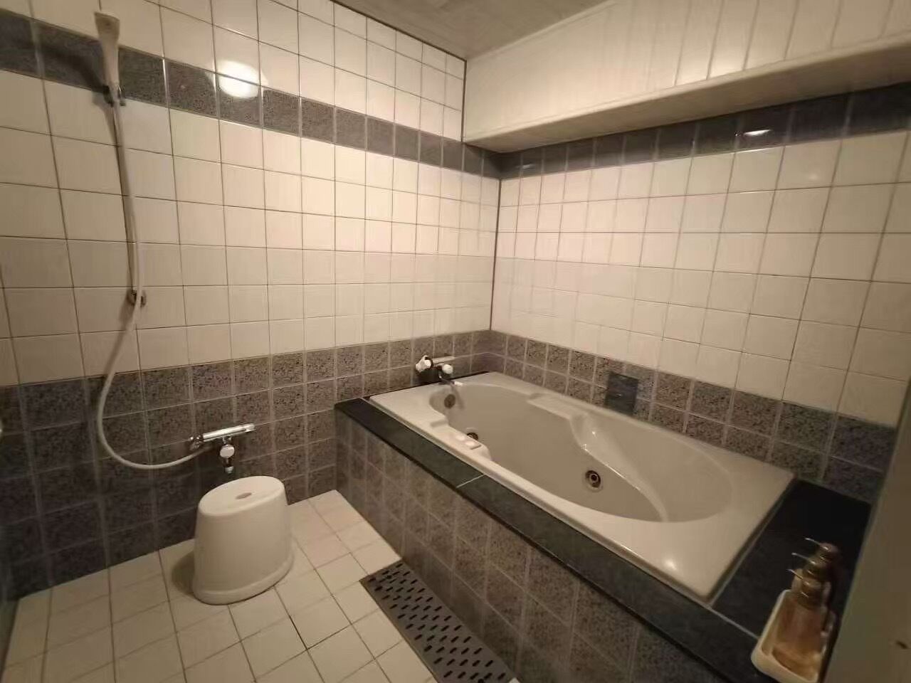 Badkar och dusch, hårtork, tofflor och handdukar