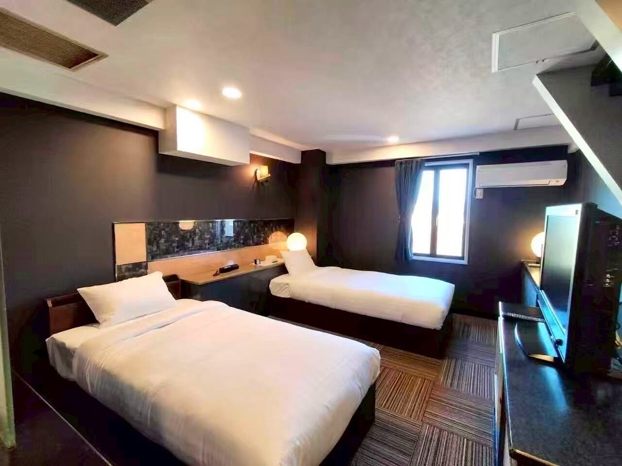 Basic Twin Room | In-room safe, iron/ironing board, free WiFi