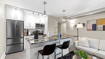 Fridge, microwave, stovetop, dishwasher