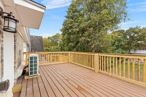Terrace/patio - Cozy 2BR Apt Stay Near Frick Park and Downtown (Pittsburgh)