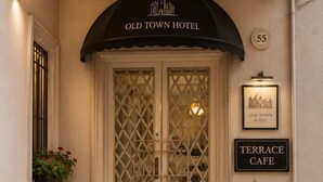 Ein Hotel Eingang mit Doppeltüren, einem roten Teppich und einem Schild für das Terrace Cafe.