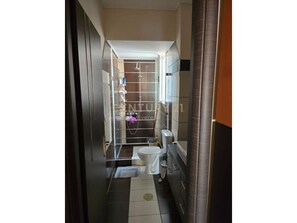Een douche, een haardroger, handdoeken, zeep