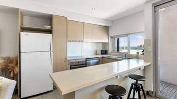 Coffee/tea maker, microwave, stovetop, dishwasher