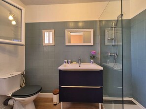 A bathroom with a toilet, sink, and shower. - Nice house, A/C, WIFI, garden, close to the beach (ST MANDRIER SUR MER)