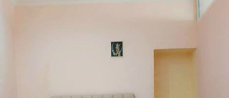 Tabla de planchar con plancha, wifi y ropa de cama