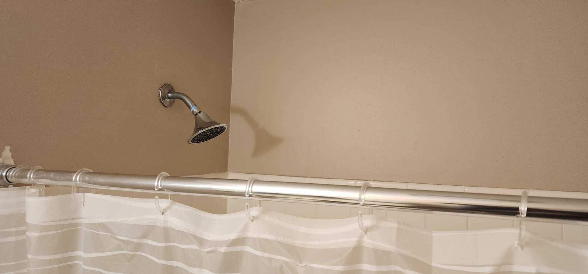 Een haardroger, handdoeken, zeep, toiletpapier