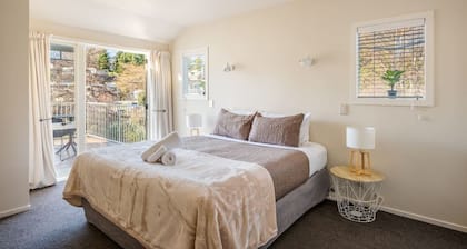 Central Wanaka 3BR Apartment – Walk to Lake & Town
