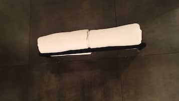 Habitación estándar, 1 cama Queen size, para no fumadores | Amenidades de baño | Regadera, toallas, jabón, shampoo