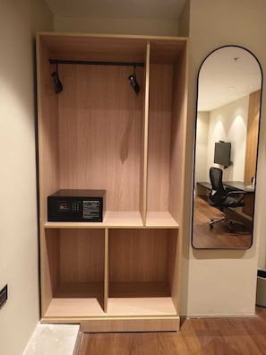 Deluxe-Zimmer, 1 Queen-Bett, Nichtraucher | Schrank