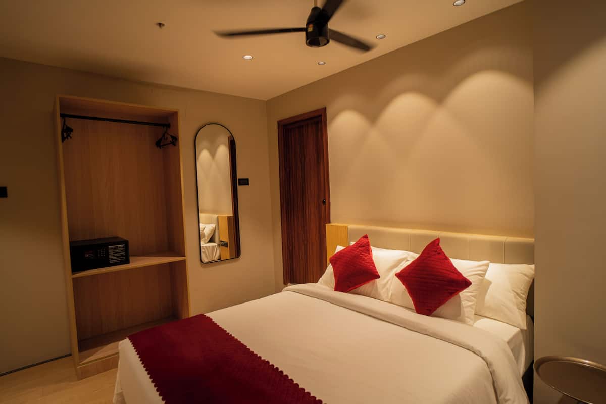 Deluxe Room, 1 Queen Bed, Non Smoking | In-room safe, desk, laptop workspace, iron/ironing board