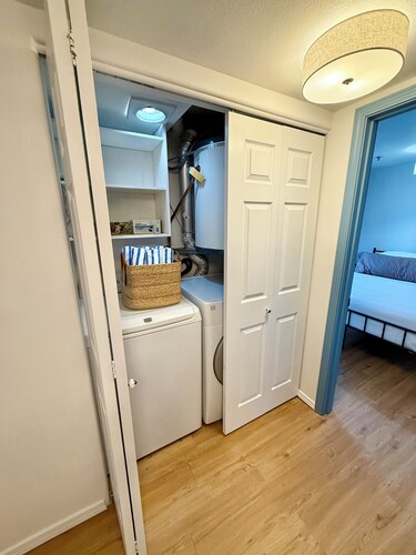 Sunset Suite: 2 bed/2bath+heated pool & stunning lake views