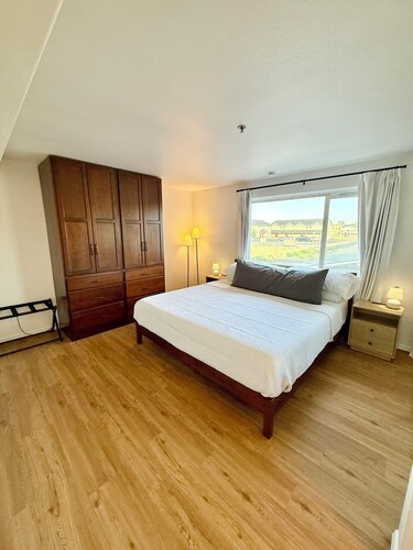 Sunset Suite: Peaceful 2-bedroom condo with views and amenities in Moses Lake