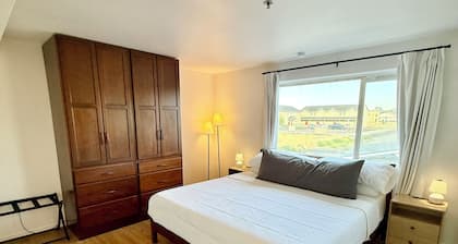 Sunset Suite: Peaceful 2-bedroom condo with views and amenities in Moses Lake