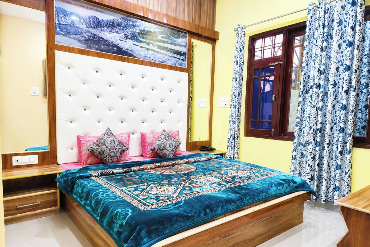 Peralatan tempat tidur hipoalergenik, meja, kalis bunyi, Wi-fi percuma 