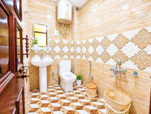 Shower, rainfall showerhead, slippers, towels - Hotel N One Palace (Srinagar)